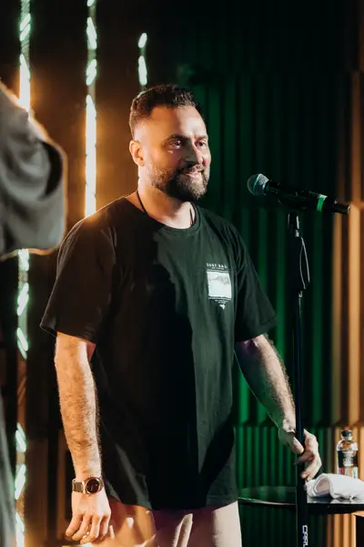 Amir Gurbanov stand-up at SHAMAN Phuket — photo 33 of 46