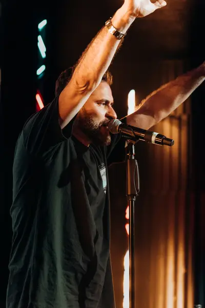Amir Gurbanov stand-up at SHAMAN Phuket — photo 39 of 46