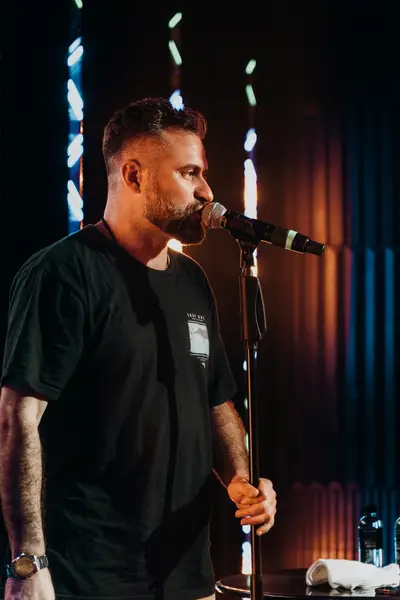 Amir Gurbanov stand-up at SHAMAN Phuket — photo 40 of 46