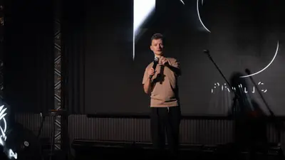 Mark Sergienko stand-up at SHAMAN Phuket — photo 49 of 62